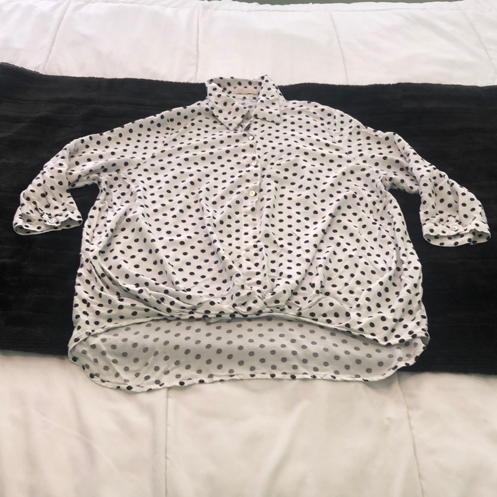 Just Living partial button down blouse 👚white & black polka dots low high style